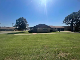 2015 E Bank St, Iowa Park, TX 76367