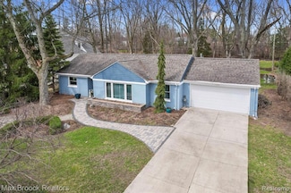 2905 W Hickory Grove Rd, Bloomfield Hills, MI 48302