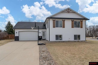 108 Foxborough Ct, Eagle Lake, MN 56024