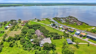 514 E Bayshore Dr, Palacios, TX 77465