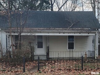 808 E 2nd St, Buckner, IL 62819