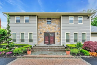 8 Victor Ln, Woodbury, NY 11797