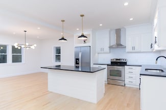 10 Church St, Wales, MA 01081