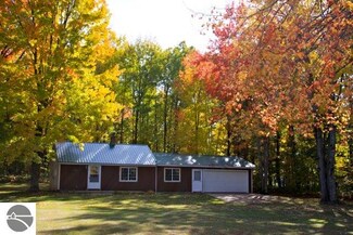 11901 W 34 1/2 Rd, Harrietta, MI 49638
