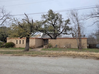 601 E Henry St, Hamilton, TX 76531