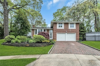 31 Elmwood Ct, Plainview, NY 11803