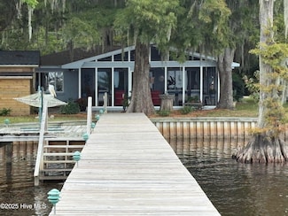 802 Canal Cove Rd, Lake Waccamaw, NC 28450