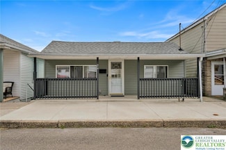 24 W Garibaldi Ave, Nesquehoning, PA 18240
