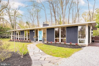 2402 Daphne Ln, Alexandria, VA 22306