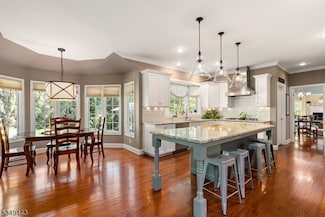 2 Linsey Ct, Mendham, NJ 07945