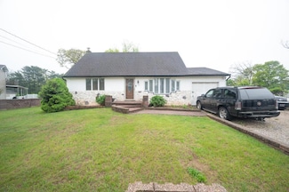 42 Ronald Dr N, Amityville, NY 11701
