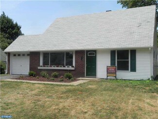 27 Larkspur Rd, Levittown, PA 19056