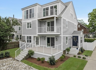 104 Second St, Newport, RI 02840