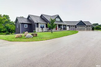698 S 32nd St, Clinton, IA 52732