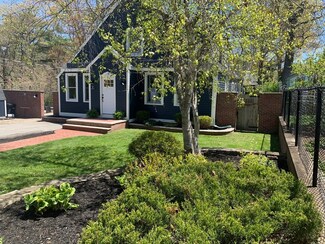 27 Maplewood Rd, Lynnfield, MA 01940