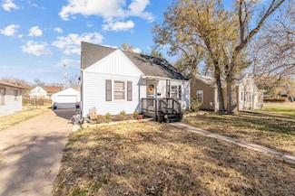 135 E Kirwin Ave, Salina, KS 67401