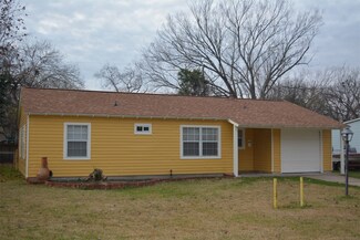 203 Meadowlake Ln, Highlands, TX 77562