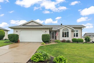 9008 Pineview Ln, Crown Point, IN 46307