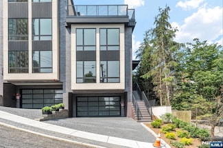 135 Old Palisade Rd, Fort Lee, NJ 07024