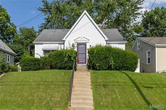 920 S 6th St, Belleville, IL 62220