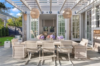 81 Roseneath Ave, Newport, RI 02840