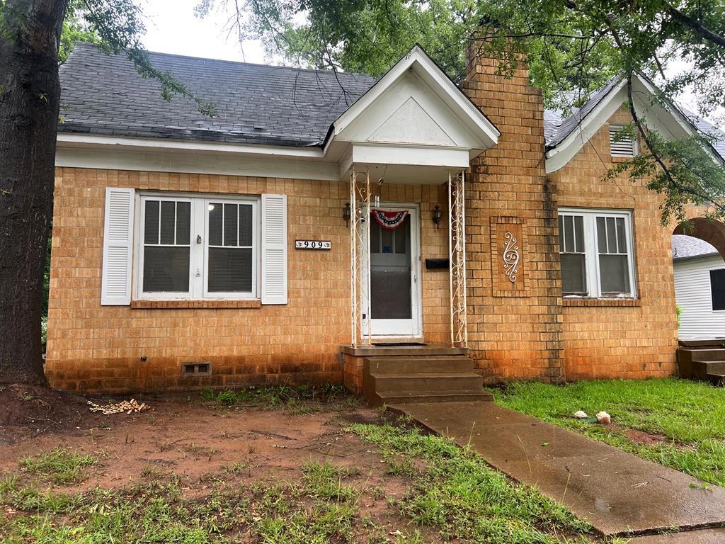909 E Park Ave, Palestine, TX 75801