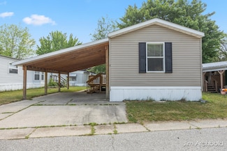 927 W Lake Dr Unit 38, Fremont, MI 49412