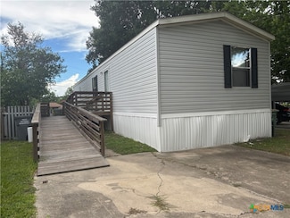813 Blyth Rd, Victoria, TX 77904