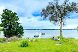 1815 E Lake Dr, Novi, MI 48377