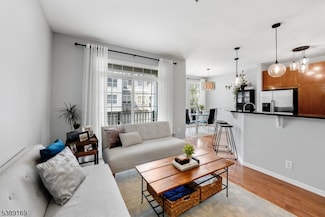 176 Winchester Ct, Clifton, NJ 07013