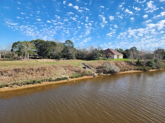 9015 Schiro Rd, Hitchcock, TX 77563