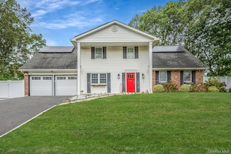 8 Linden St, Coram, NY 11727