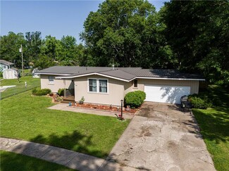 946 Crescent Dr, Independence, KS 67301