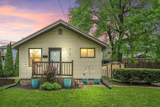 2109 Oaklawn Ave, Waukesha, WI 53188