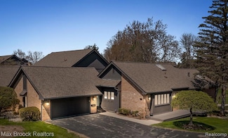 1920 Pine Ridge Ln, Bloomfield Hills, MI 48302