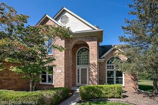 6817 Woodcrest Dr, Troy, MI 48098