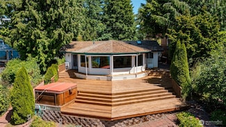 10 Edgewater Dr, Camano Island, WA 98282