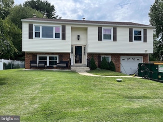 696 Boxwood Dr, Upper Chichester, PA 19014