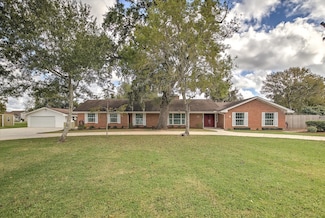 106 Woodland Rd, Lake Jackson, TX 77566