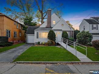 50 Golf Ct, Teaneck, NJ 07666