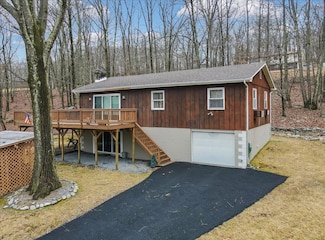 1133 Maple Lake Dr, Bushkill, PA 18324