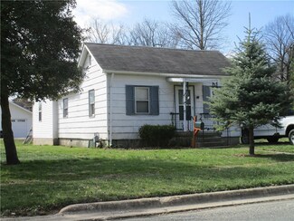 803 E 1st St, Pana, IL 62557