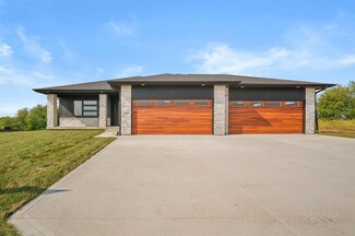 2325 Green Leaf Cir, Norwalk, IA 50211