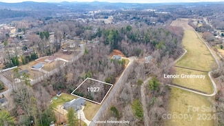 1027 Williamsburg Dr, Lenoir, NC 28645