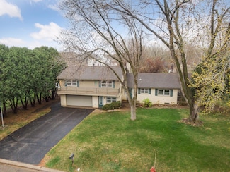 292 Highland Dr, Chaska, MN 55318