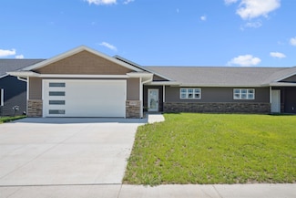 1019 Sage Oak Cir, Manchester, IA 52057