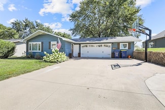 1208 Hazel St, Pella, IA 50219