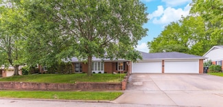 212 Mays Dr, Bloomington, IL 61701