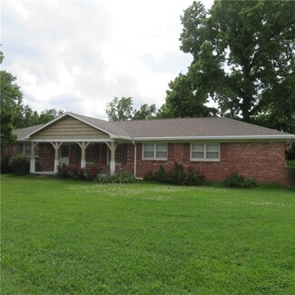 1024 Meadowbrook Rd W, Iola, KS 66749