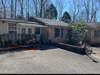 181 Oakdale Dr, Boones Mill, VA 24065